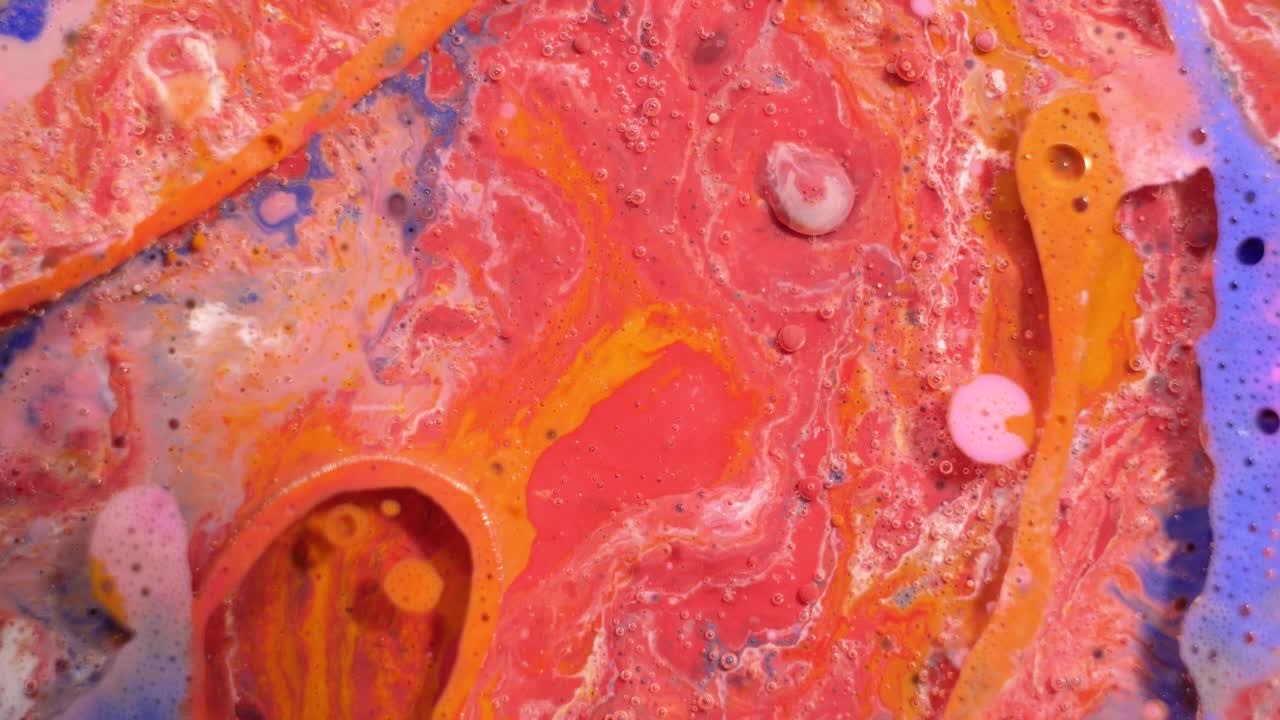 거품과 색을 가진 추상적인 액체 예술