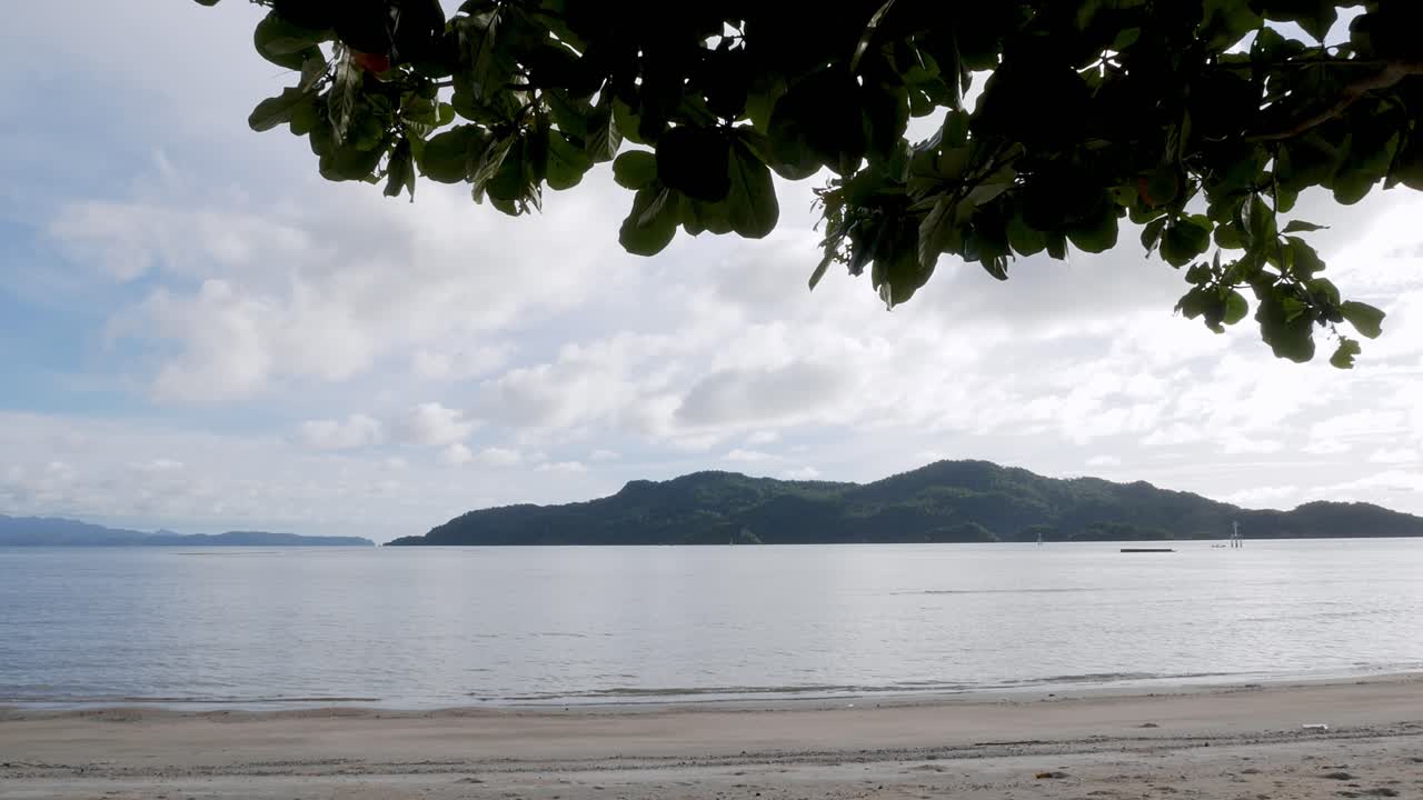 좋은 날씨에 휴일에 부드러운 파도와 함께 바다와 산이 내려다 보이는 해변의 전망, 사툰 지방, 태국