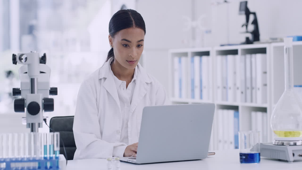 joven investigador o biólogo que piensa en nuevas