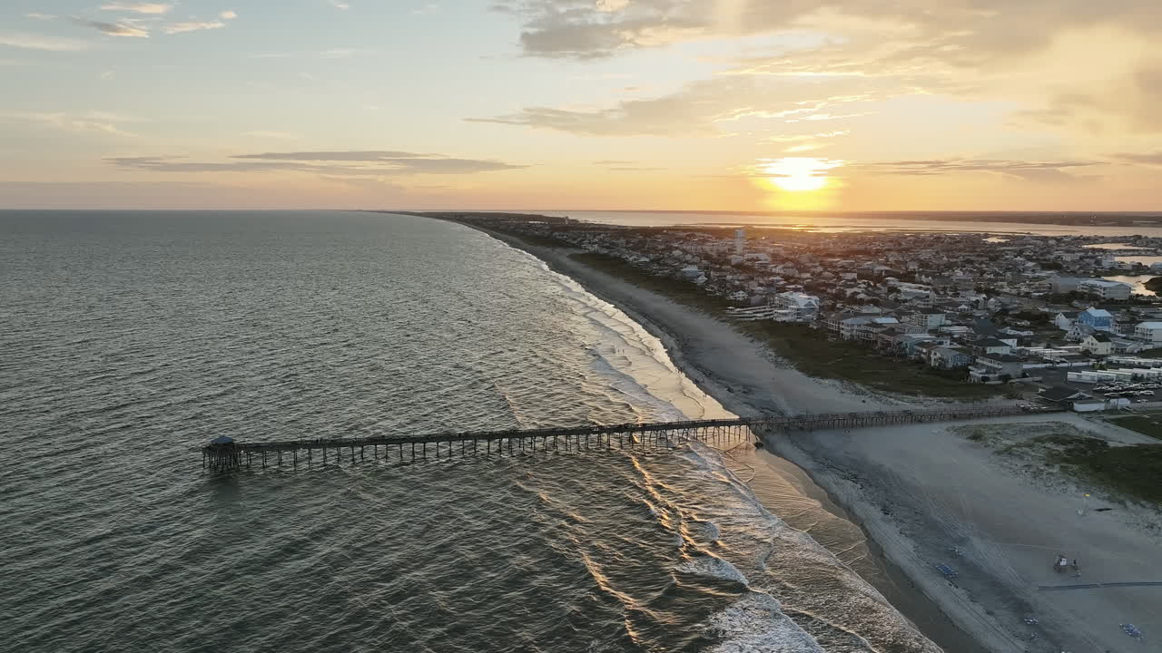 Ripresa epica con drone del tramonto sull'Atlantic Beach, Carolina del Nord, inquadratura panoramica lenta