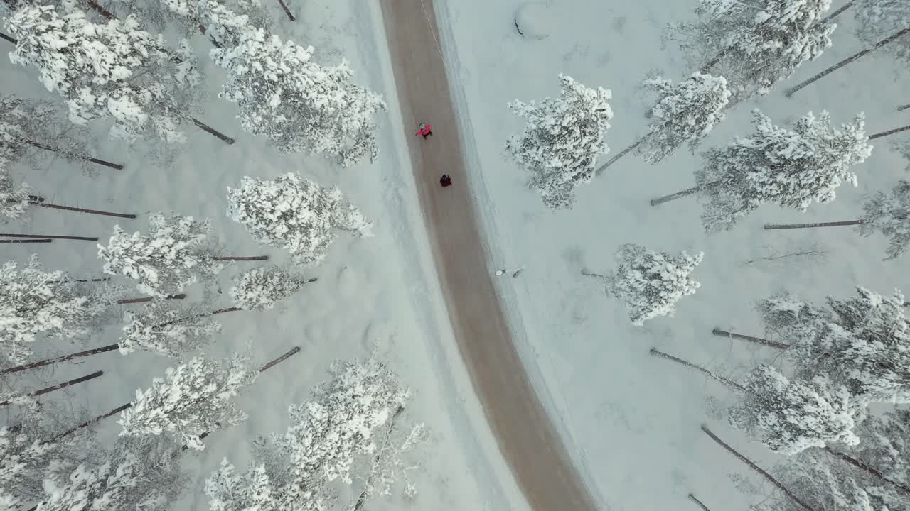 겨울에 야외에서 스케이트를 타는 커플