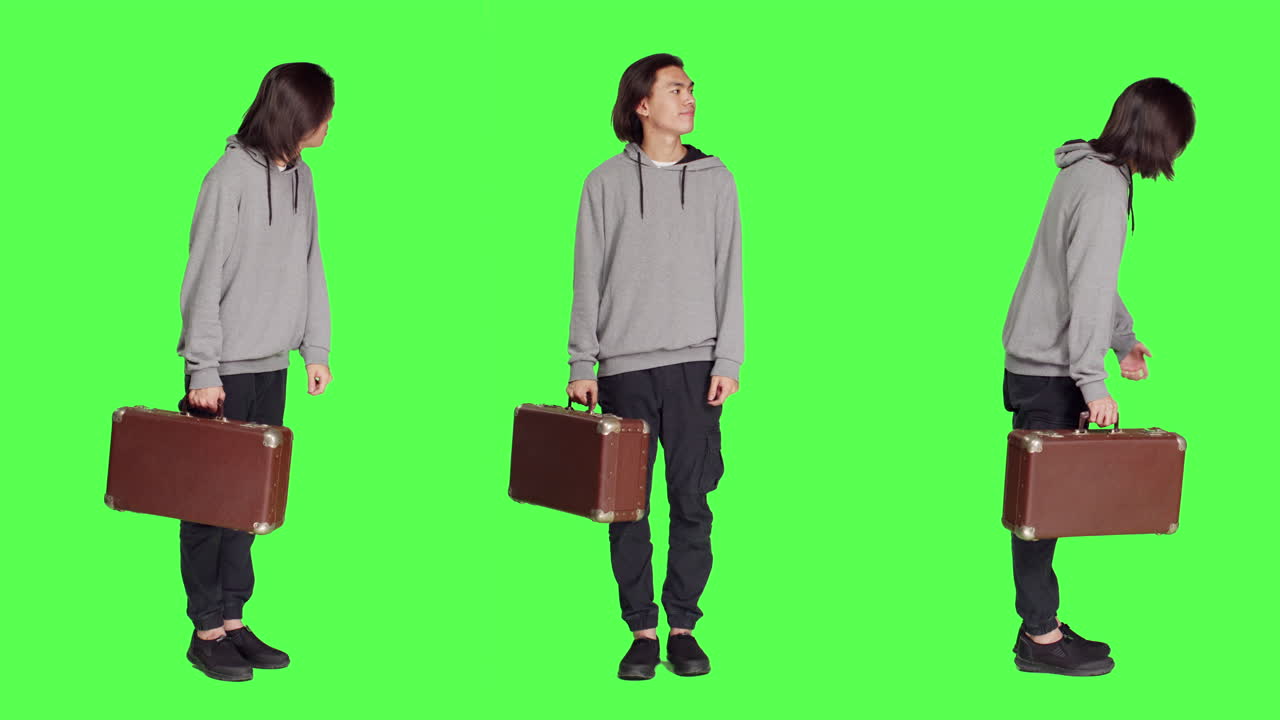 젊은 성인이 레트로 가방을 들고 있습니다.