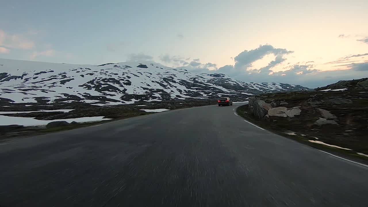 다른 차량을 따라 노르웨이 시골을 가로지르는 경치 좋은 드라이브