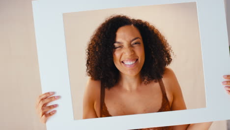 fotografía de estudio de una mujer natural y segura en ropa interior haciendo caras divertidas en el marco de la imagen