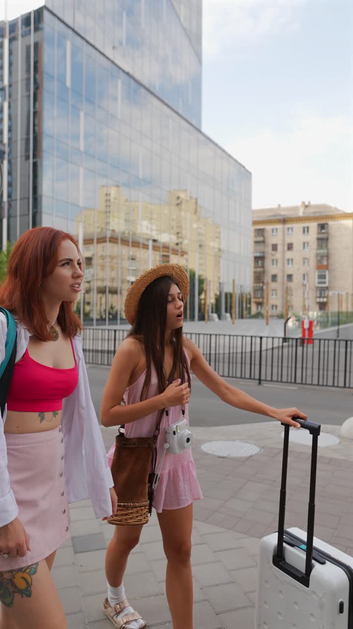 두 명의 젊은 여성들이 도시에서 고 있습니다.