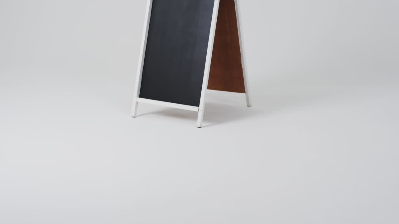 video de un letrero de pizarra con espacio de copia en un fondo blanco