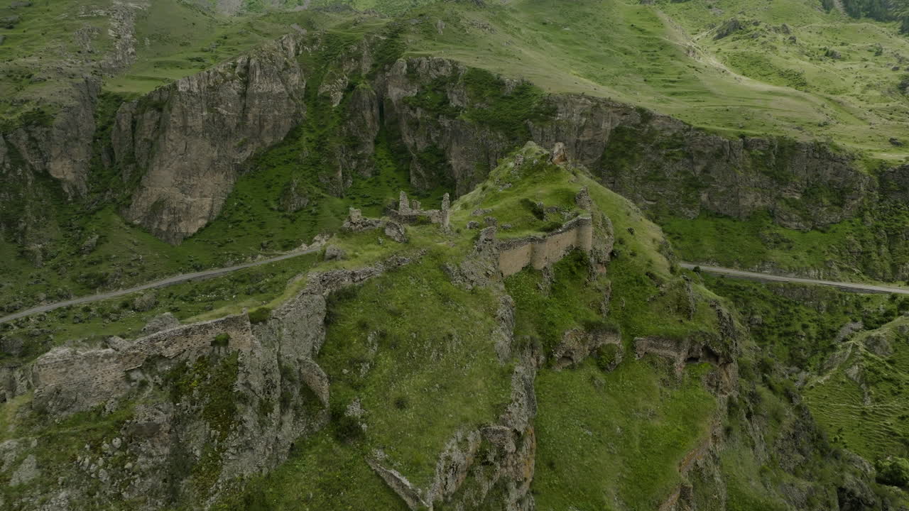 захватывающий вид на крепость тмогви, воздвигнутую на отвесных горах в грузии