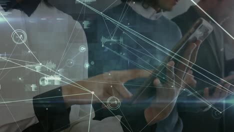animación de la red de conexiones entre diversos empresarios que utilizan dispositivos electrónicos