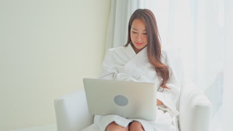 어느 곳에서든, 심지어 호텔 방에서도, 푹신한 가운을 입고, 노트북 광고로 작업할 수 있습니다. 좋은 인터넷 연결
