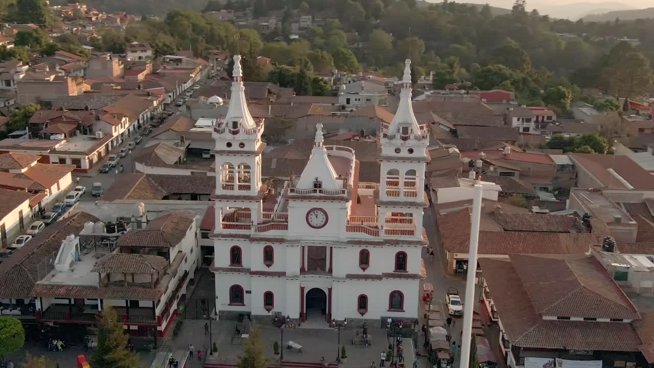 descripción general de la iglesia de san cristóbal, sus casas circundantes y las montañas al fondo en mazamitla, jalisco, méxico - toma aérea en órbita