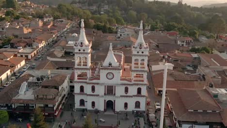 Descripción-General-De-La-Iglesia-De-San-Cristobal,-Las-Casas-Que-La-Rodean-Y-Las-Montañas-Al-Fondo-En-Mazamitla,-Jalisco,-México---Toma-Aérea-En-órbita