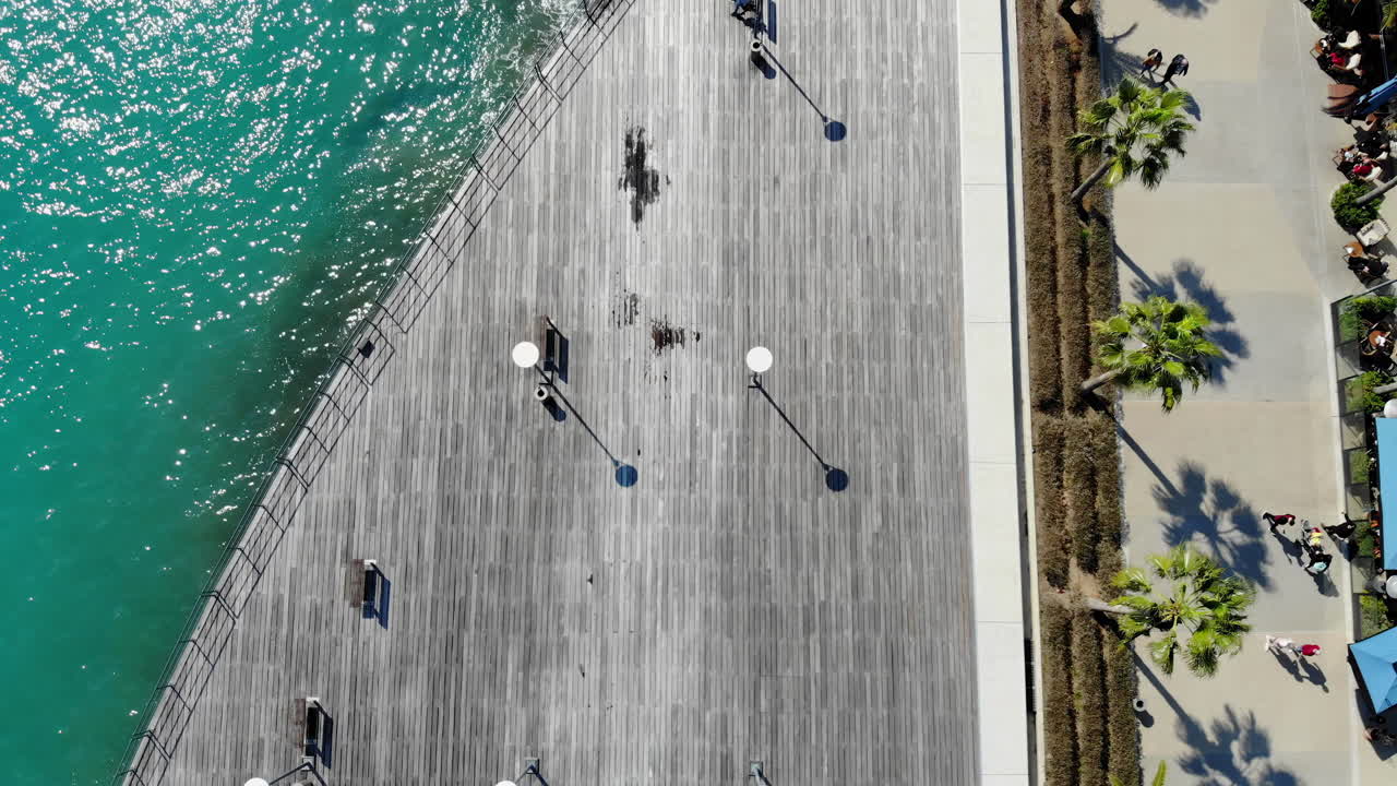 Vista aerea con drone del lungomare di Limassol, sulla costa di Cipro