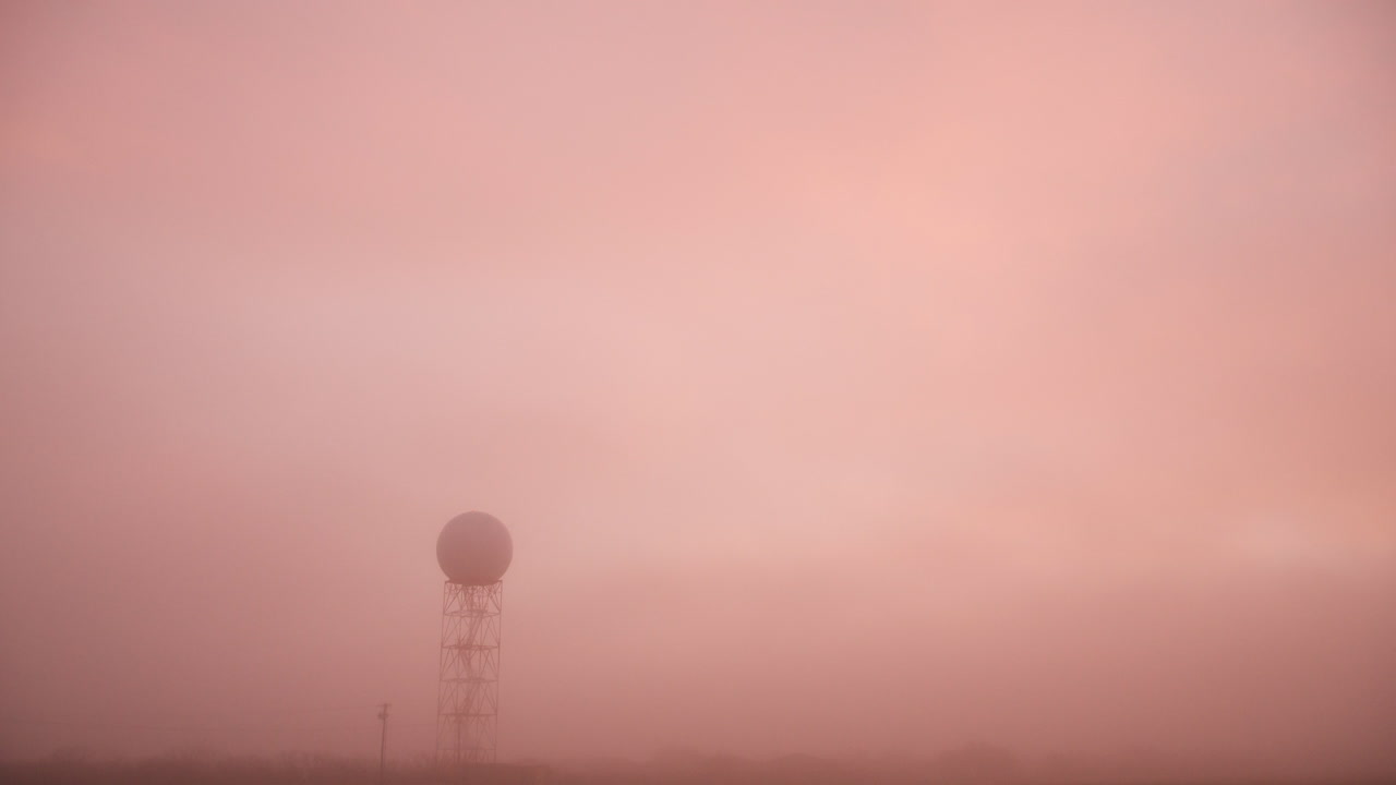 기상 레이더 주변의 아침 안개