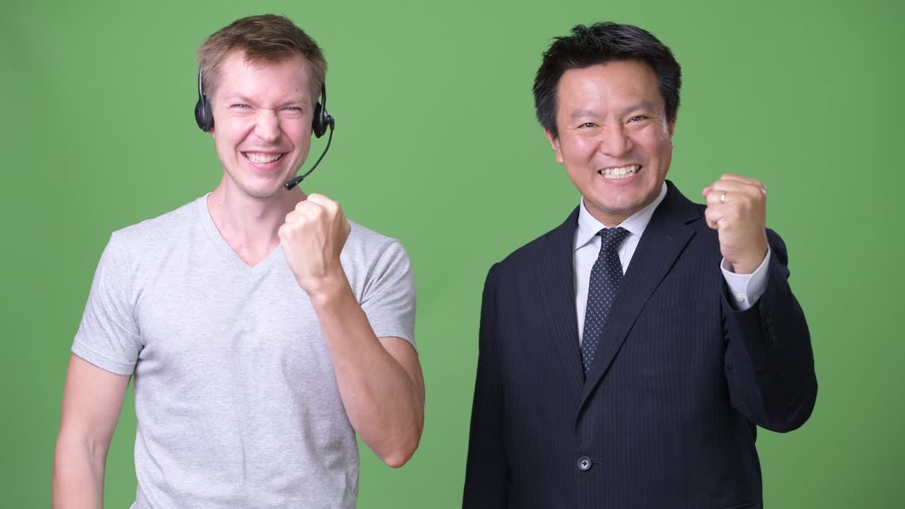 성숙한 일본인 사업가와 젊은 스칸디나비아인 노동자