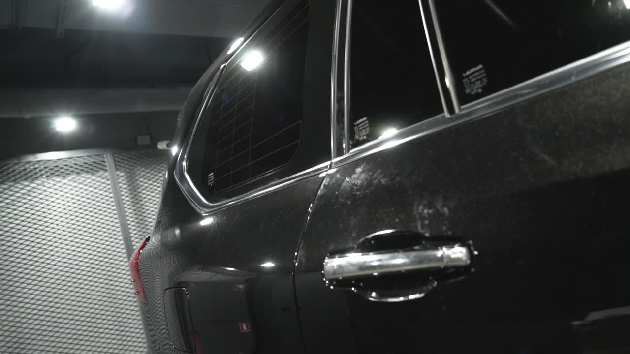 SUV Preto em uma Oficina de Detalhamento