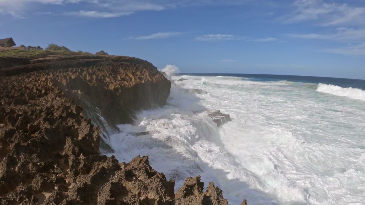 olas rompiendo en rocas escarpadas a lo largo de la costa africana
