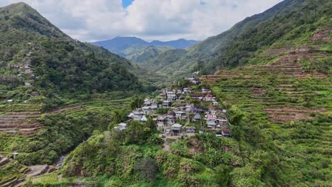 imágenes de drones sobre un pequeño pueblo en las terrazas de arroz del norte de filipinas