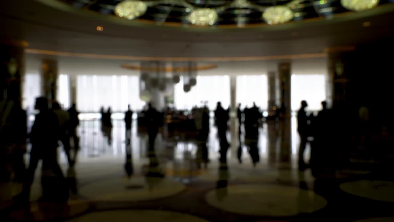 큰 영역에서 정체되지 않은 군중 실루.