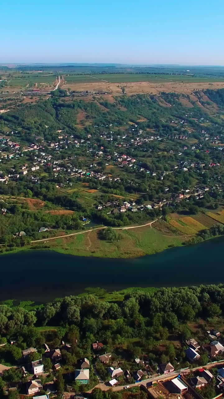 Luchtfoto van een landelijk dorp aan een rivier