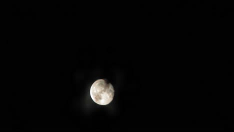 Luna-Moviéndose-Y-Escondiéndose-Con-Nubes-Por-La-Noche-Desde-El-Pueblo-De-Pradzonka,-Polonia