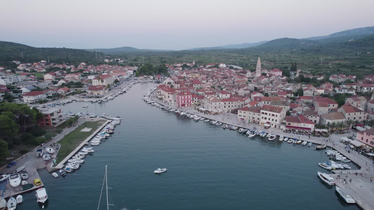 Gamleby og havn i den populære turistdestinasjonen Stari Grad, øya Hvar, Kroatia, flyfoto