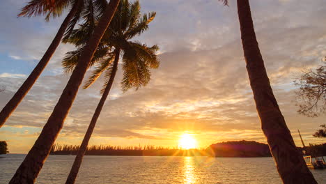 lapso de tiempo de la brillante puesta de sol, la bahía de kanumera, la isla de los pinos en nueva caledonia