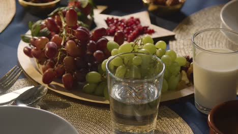 mesa familiar musulmana en casa preparada para la comida iftar rompiendo el ayuno diario durante el ramadán 6