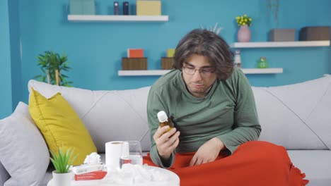 hombre enfermo mirando botella de medicina, pensando con curiosidad.