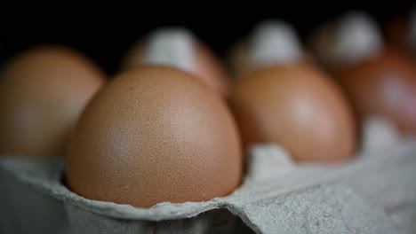 schöne eier, die von einem hungrigen individuum mit anderen genommen wurden, wir wissen nicht, was mit ihnen passiert ist, sie müssen gemischt oder gekocht worden sein, köstliche art zu gehen, eier in einem papierbrett, essen und kochen