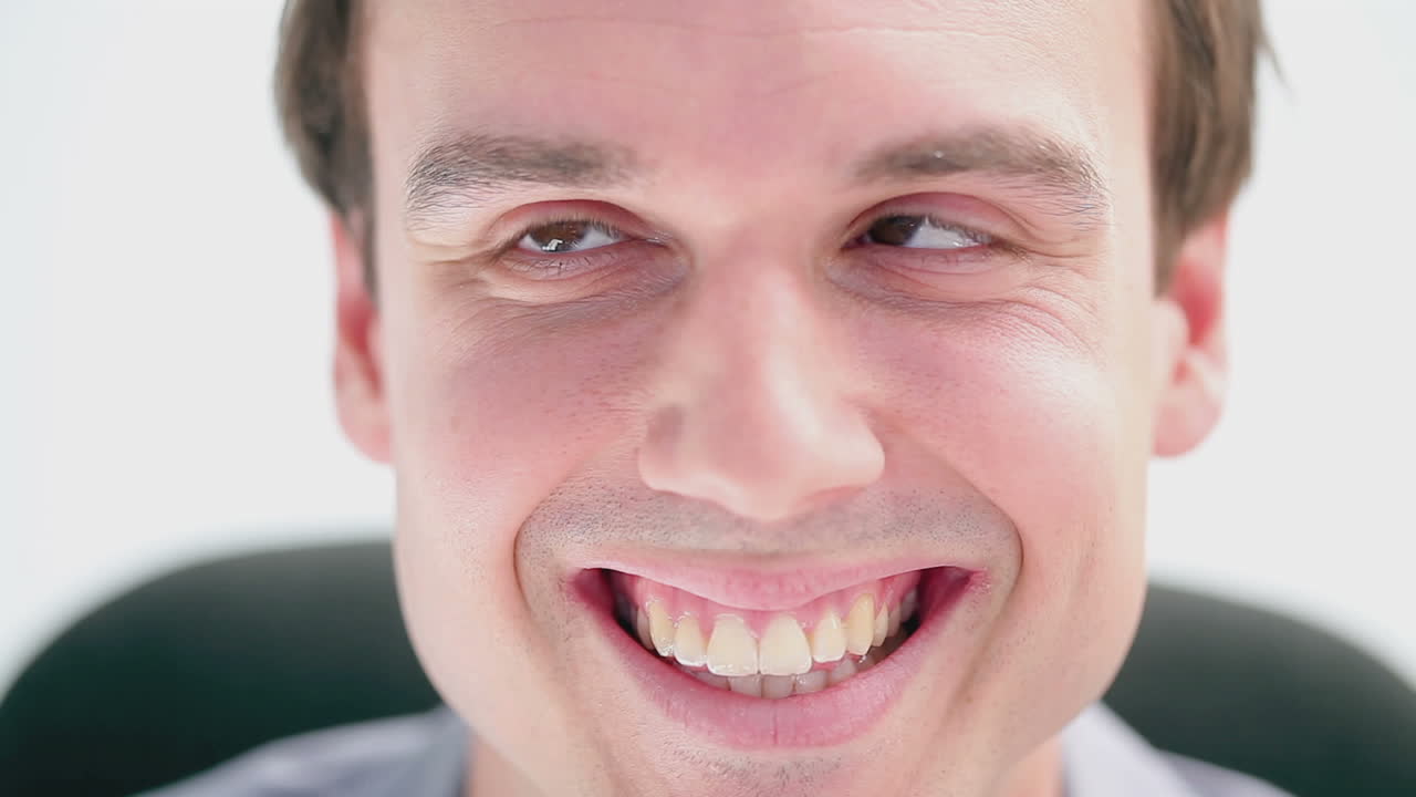 웃는 사업가 눈을 고 앉아 있습니다.