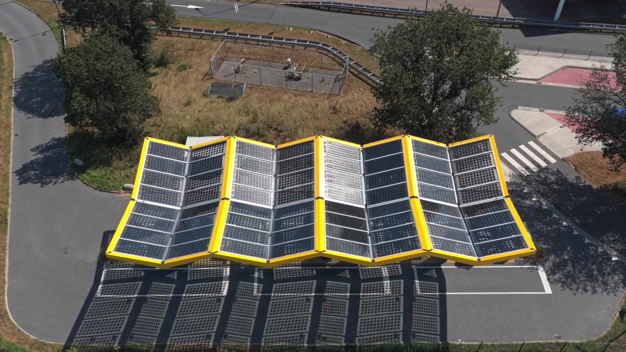 Vista aerea di una pensilina fotovoltaica presso un centro logistico industriale