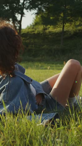 una mujer relajándose en un parque.