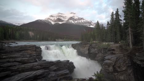 timelapse de las cataratas de athabasca, parque nacional jasper, alberta, canadá