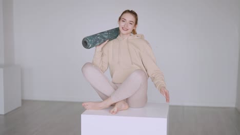 mujer practicando yoga con una alfombra de yoga
