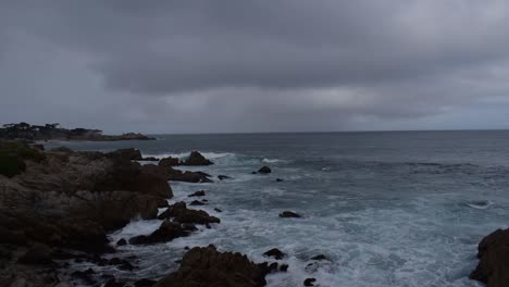 Costa-De-La-Bahía-De-Monterey-Cuando-La-Tormenta-Llega-A-La-Costa,-Pacific-Grove-California