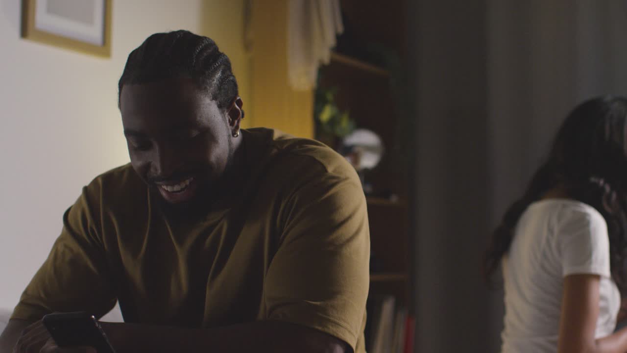 pareja con problemas de relación en casa por la noche ambos mirando teléfonos móviles en el dormitorio 9