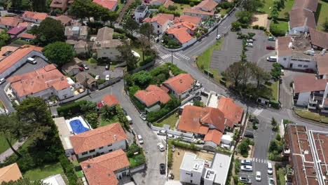 Vista-Aérea-De-Casas-Típicas-En-La-Costa-Vasca-De-Anglet,-Francia.