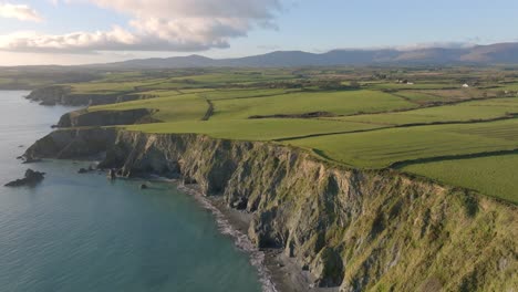 drohnenblick auf waterford, irland, von der kupferküste bis zur comeragh-gebirgskette.