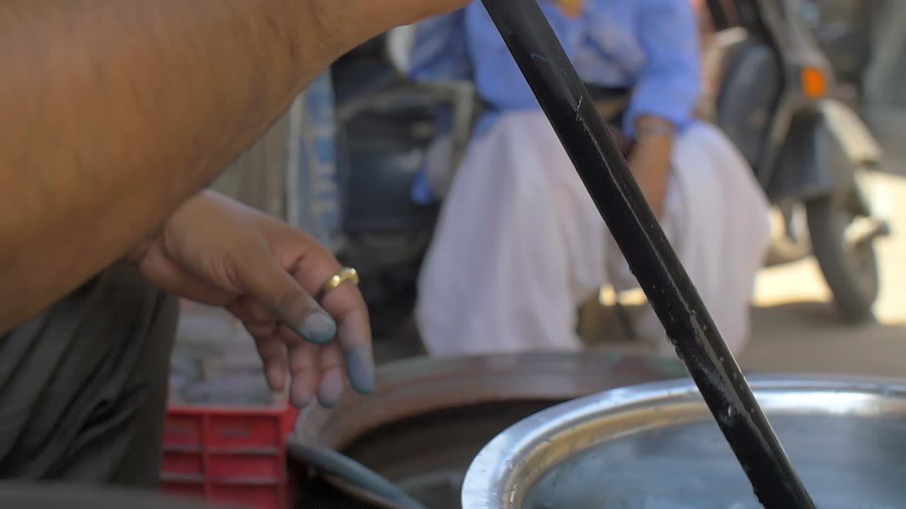 옷을 염색하는 남자