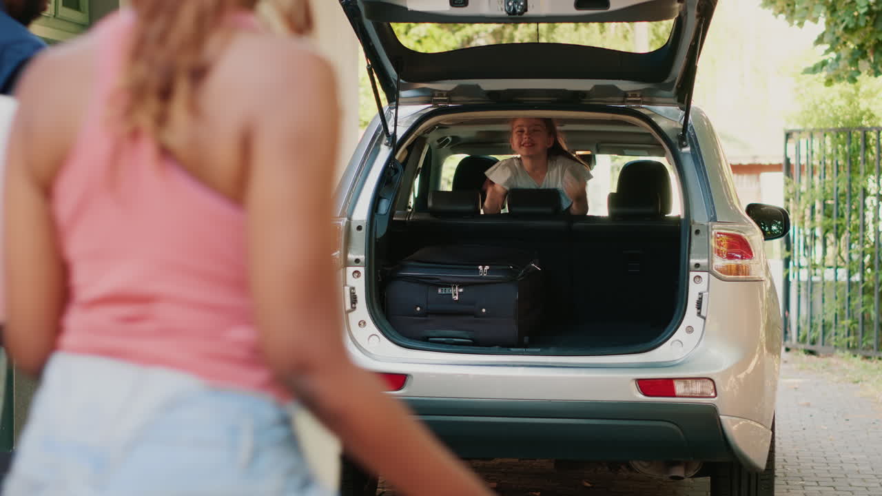 Family packing car for summer vacation