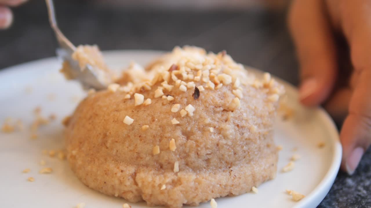 pudín de semolina turco con nueces
