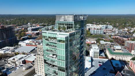 Modern-glass-skyscraper-in-USA-city-with-rooftop-pool-and-terrace