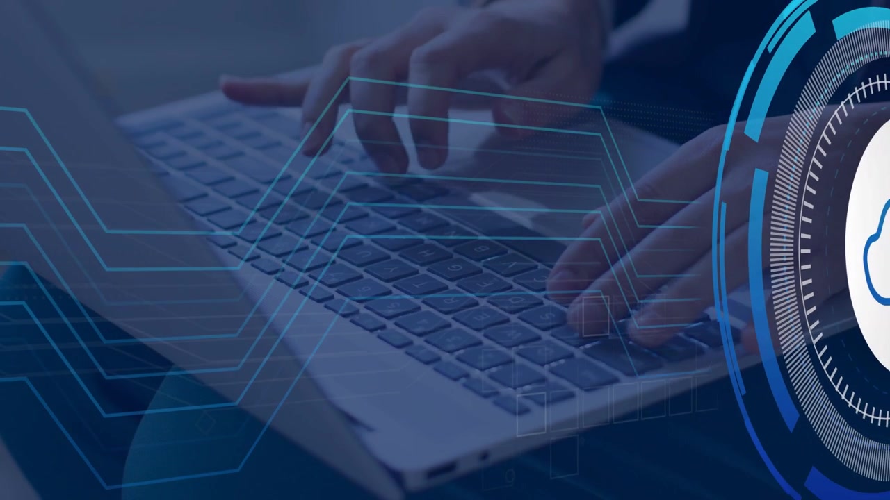 Donna che digita su un laptop, avvia un HUD di sicurezza con linee scorrevoli che collegano chiavi a un lucchetto cloud per proteggere i dati