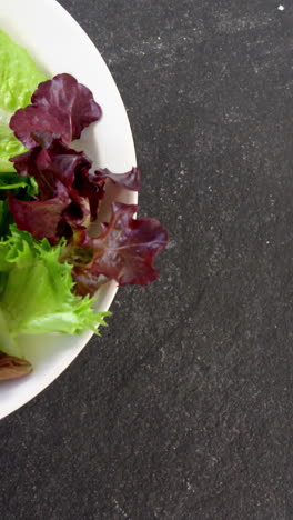 primer plano de lechuga en un tazón