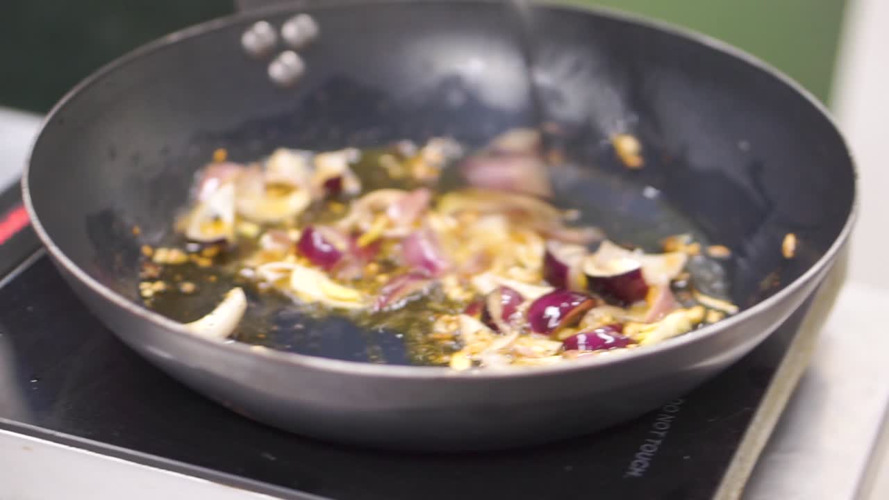 freír cebollas y ajo en una sartén
