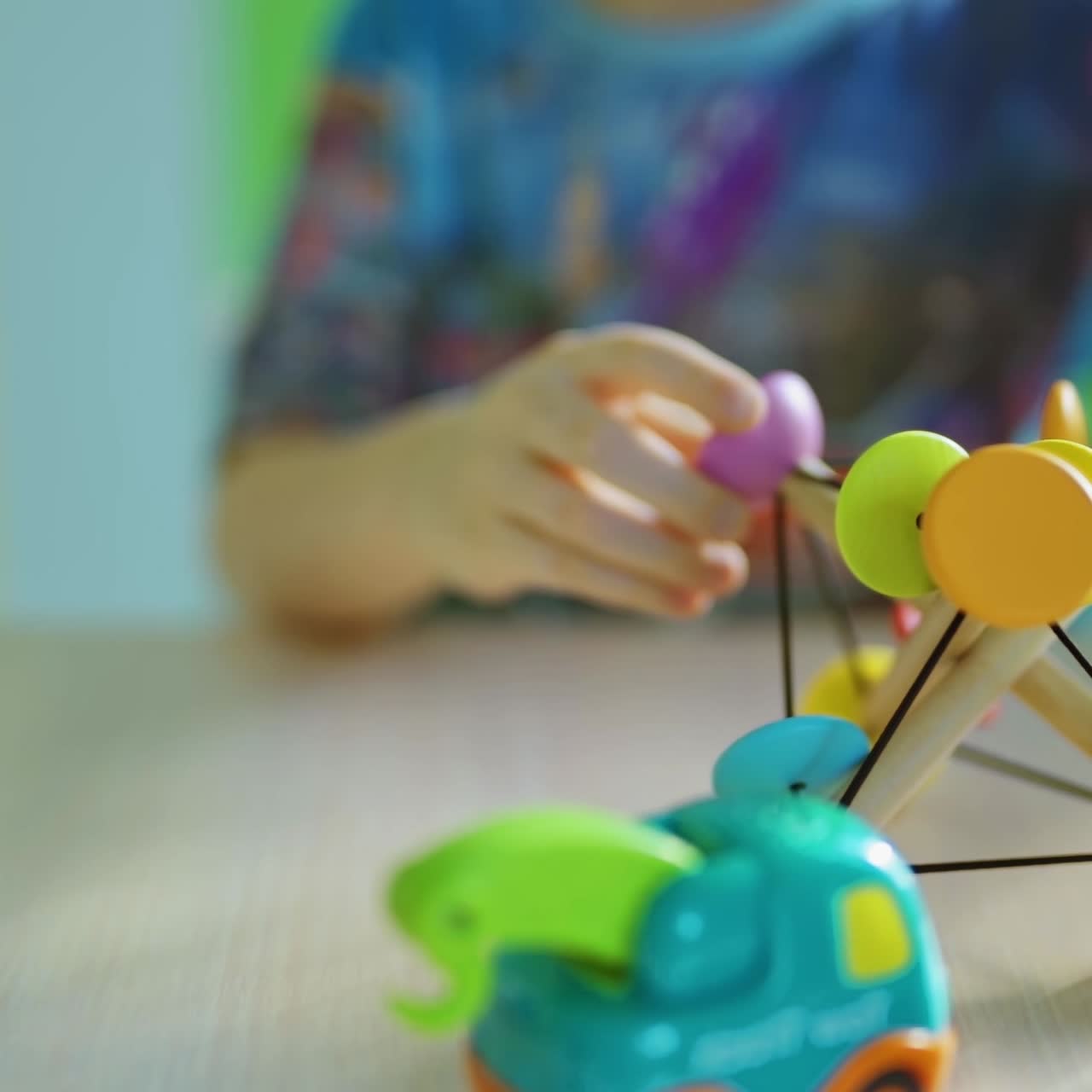 Bambino seduto accanto a un giocattolo
