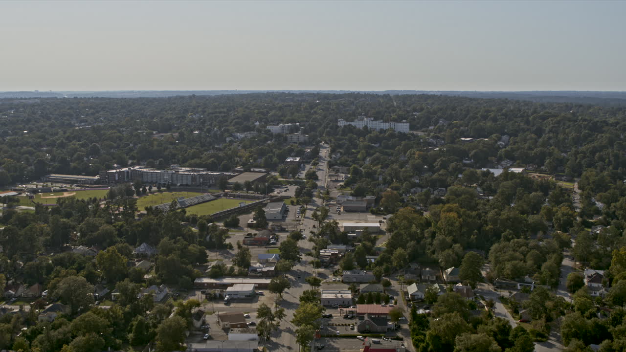 augusta georgia 공중 v4 드론은 낮에 해리스버그, 미드타운 및 서머빌 지역 상공에서 끝없는 지평선을 향해 앞으로 날아갑니다 - 인스파이어 2, x7 카메라로 촬영 - 2020년 10월