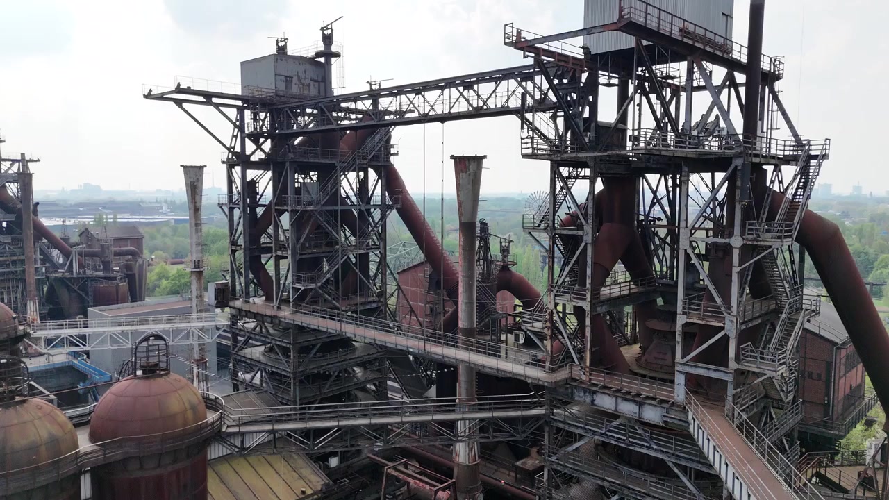 Offene Drohnenaufnahme, die Öfen, Silos und Ziegelstrukturen im Bildmittelpunkt zeigt.