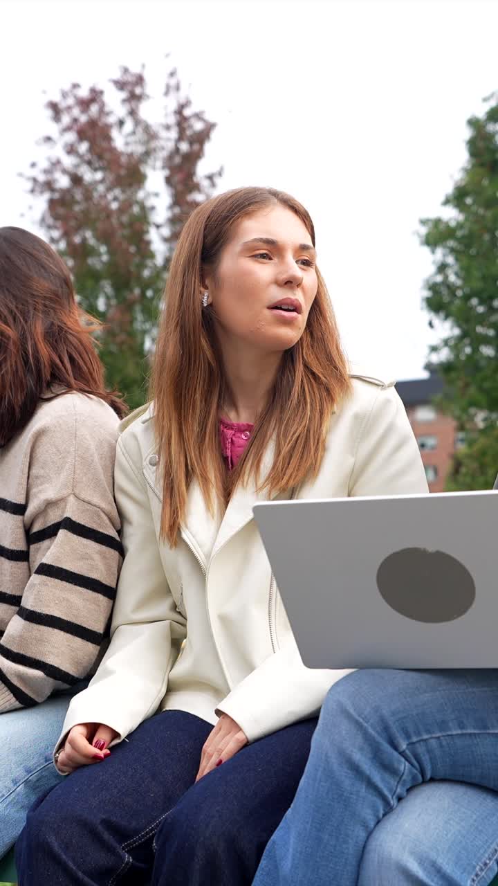Giovani donne che collaborano e studiano all'aperto con laptop e tablet