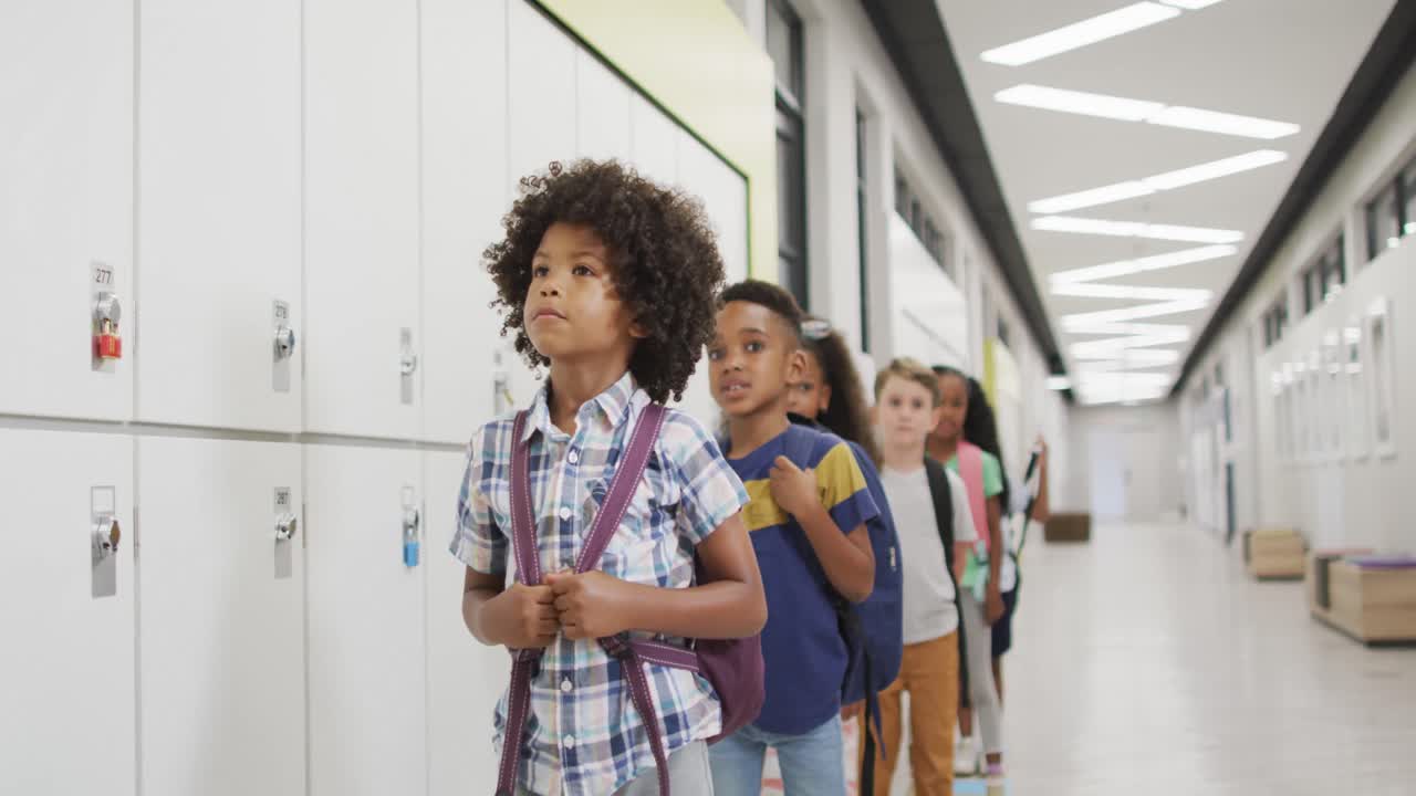 vídeo de alumnos felices y diversos de pie en fila y sonriendo antes de entrar en el aula